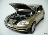 BBURAGO 1:18 Volkswagen Touareg